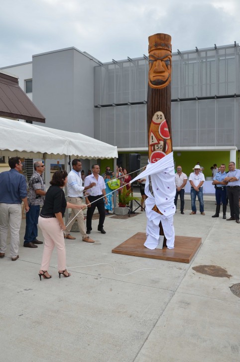 Les membres du gouvernement ont dévoilé une sculpture en houp de 4 mètres érigée devant les bâtiments. Réalisée par deux artistes de Canala, elle symbolise les différentes missions de la DITTT.